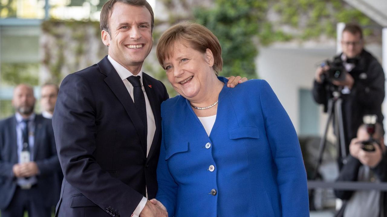 Bundeskanzlerin Angela Merkel (CDU) begrüßt Emmanuel Macron, Staatspräsident von Frankreich, zur Balkan-Konferenz in Berlin. 