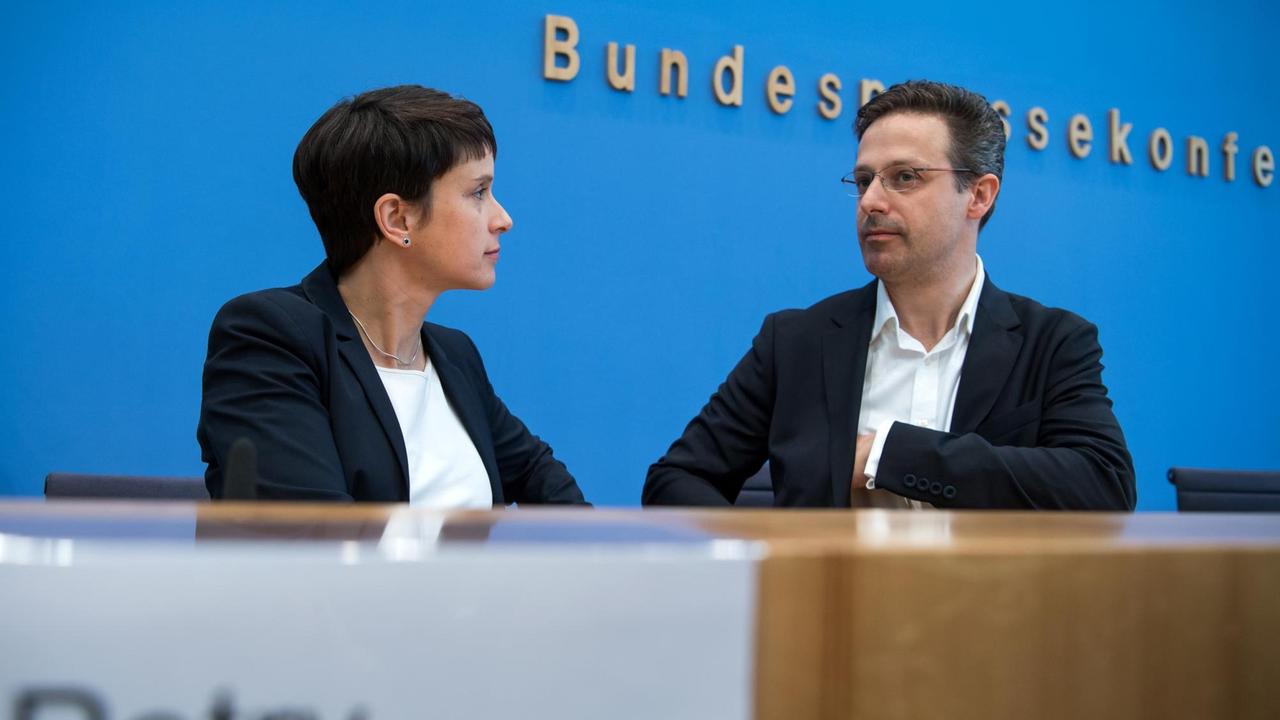 Frauke Petry (l), Bundesvorsitzende der Partei Alternative für Deutschland (AfD) und ihr Mann, Marcus Pretzell, Spitzenkandidat der Partei in Nordrhein-Westfalen, unterhalten sich am 15.05.2017 zu Beginn einer Pressekonferenz in Berlin zu den Ergebnissen und Auswirkungen der Landtagswahl in Nordrhein-Westfalen (NRW).