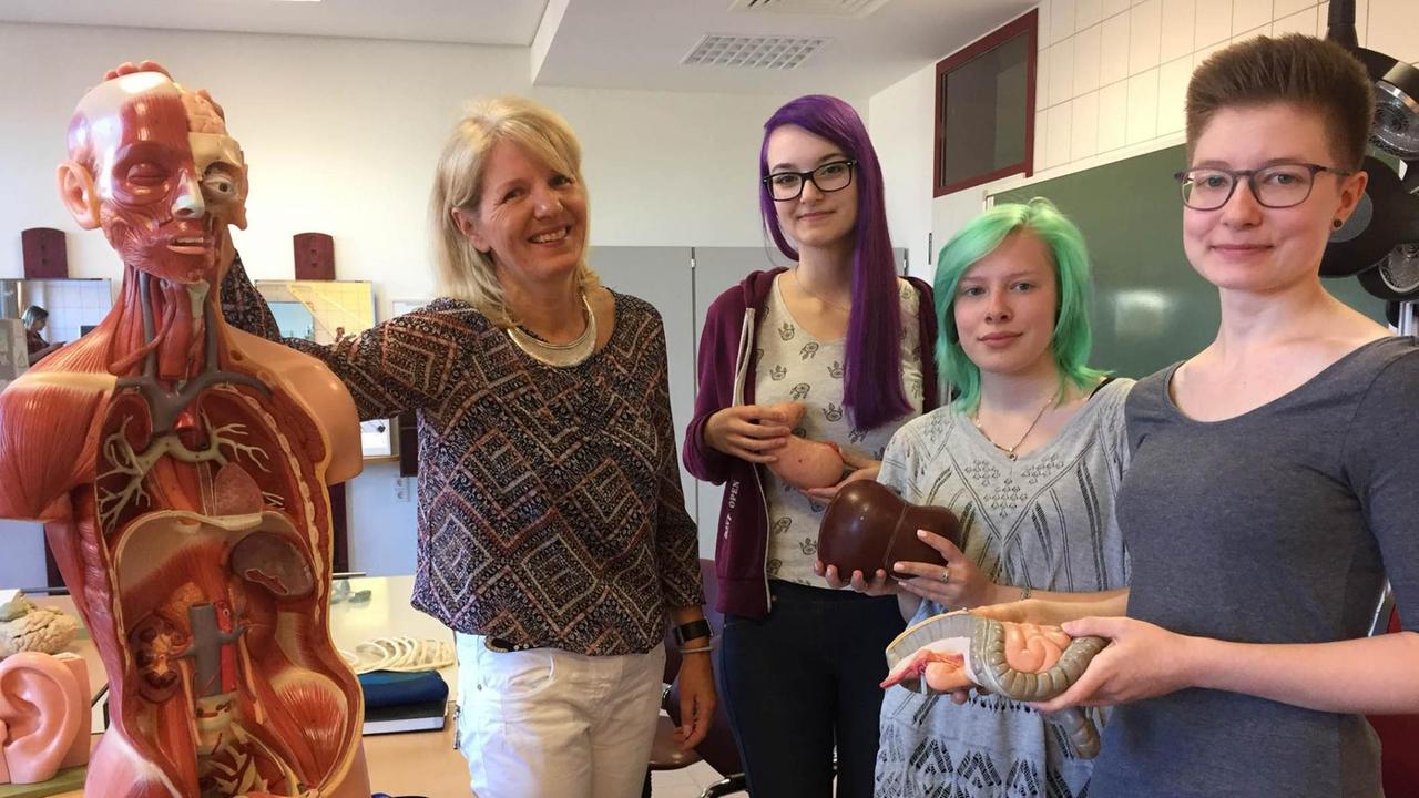 Die Biologielehrerin Christine Roß mit Ihrer Biologie-Modellmacher-Klasse: Saskia Lindner, Natalie Lehman, Tina Schreck