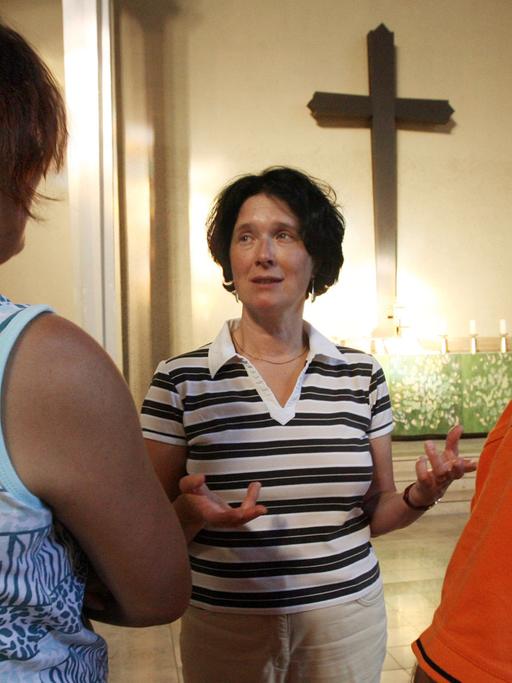 In der Lutherkirche in Erfurt spricht Pfarrerin Dorothee Müller (M) am 03.07.2006 mit dem Kurden Veysel Sönmez und seiner Frau Semsye. Die Gemeinde hat sich entschieden, den beiden Kirchenasyl zu gewähren.