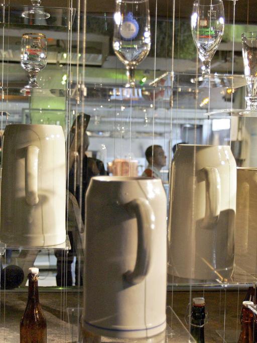 Bierkrüge, Flaschen und Gläser werden im Brauerei-Museum in Dortmund in einer Vitrine präsentiert.