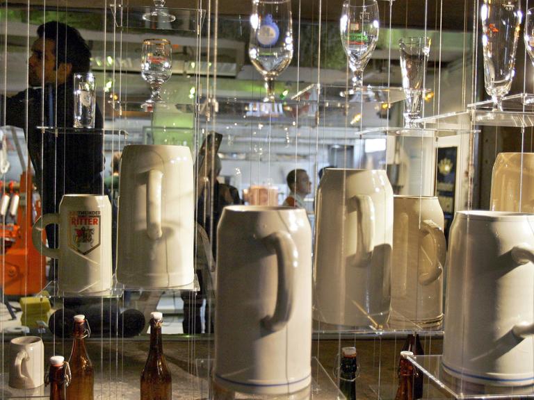 Bierkrüge, Flaschen und Gläser werden im Brauerei-Museum in Dortmund in einer Vitrine präsentiert.