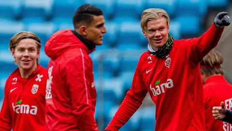 Erling Haaland mit anderen norwegischen Spielern.
