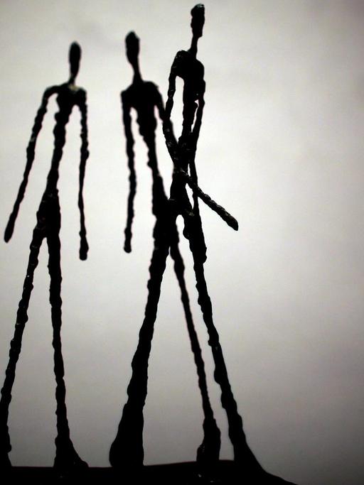 Die Skulptur "Drei schreitende Männer" von Alberto Giacometti (aufgenommen am 23.10.2015 im Picassomuseum in Münster.)
