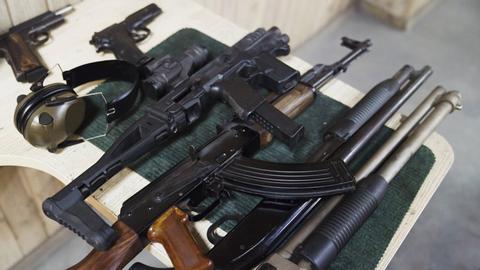 Waffen liegen auf einem Tisch in einem Schießstand