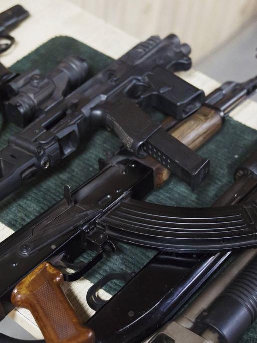 Waffen liegen auf einem Tisch in einem Schießstand