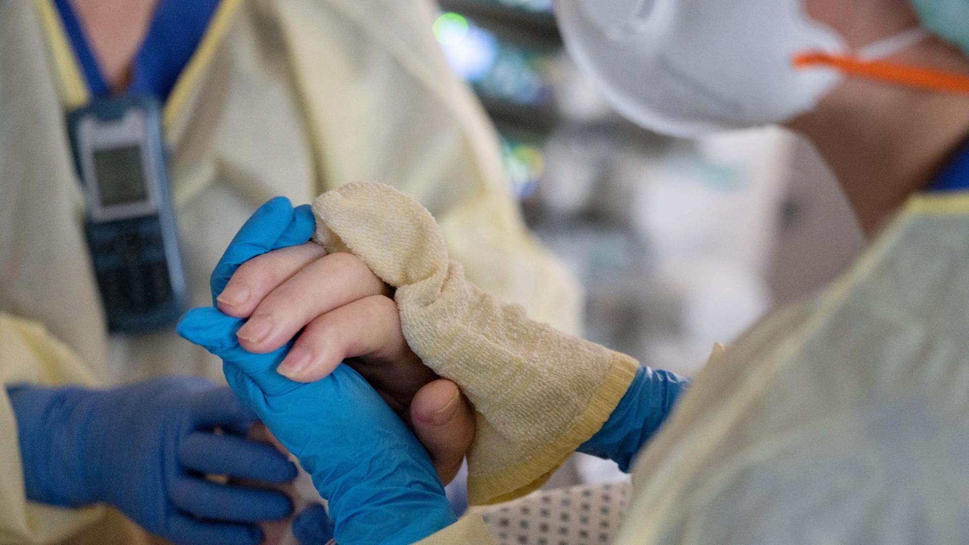Zwei Pflegerinnen der Intensivstation für Covid19-Patienten des Klinikum Stuttgart waschen am 11.11.2020 einen Patienten, der im künstlichen Koma liegt und beatmet wird.