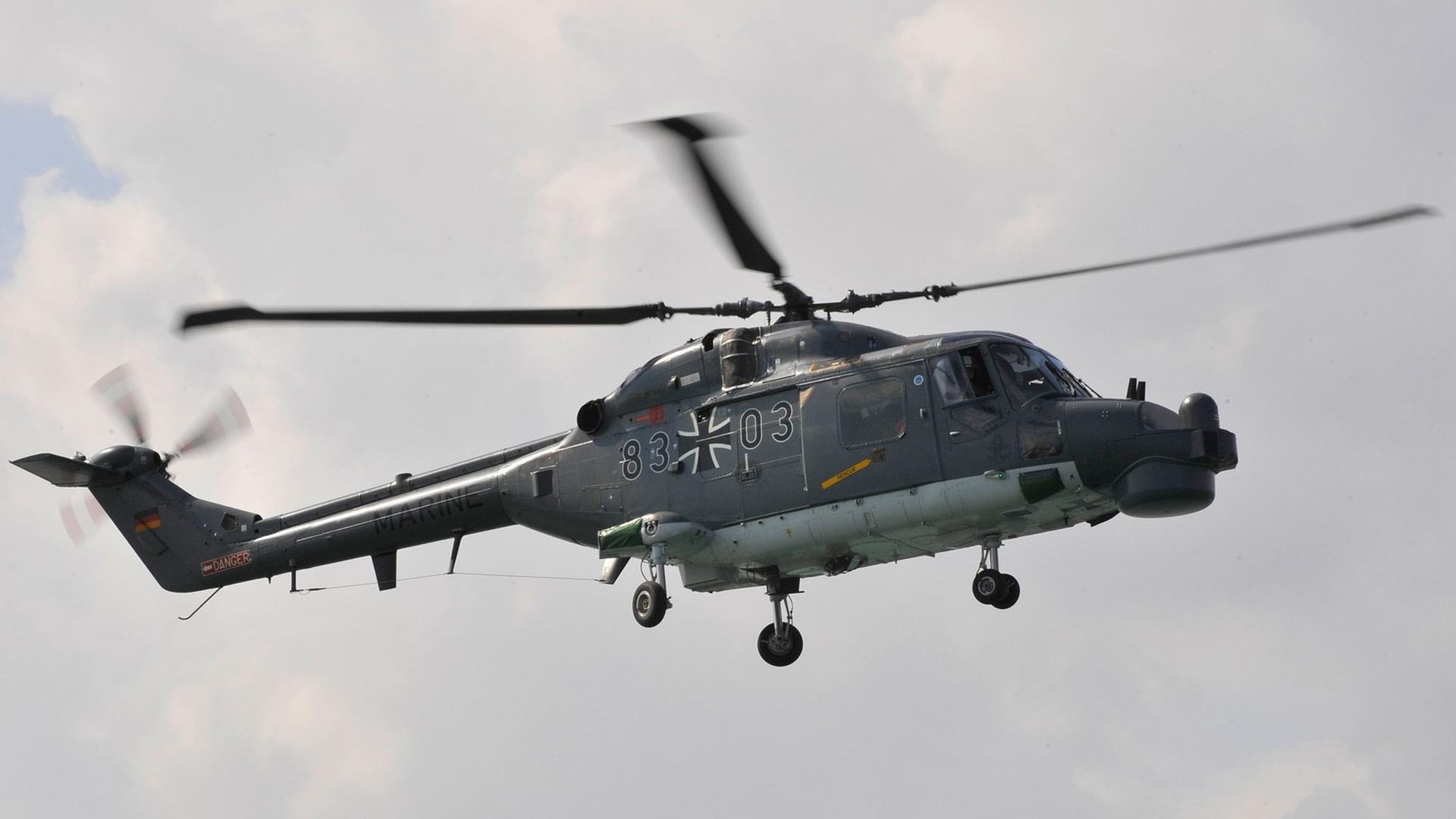 Ein Hubschrauber vom Typ Sea Lynx MK 88A fliegt am Dienstag (23.12.2008) in Dschibuti im Hafen.