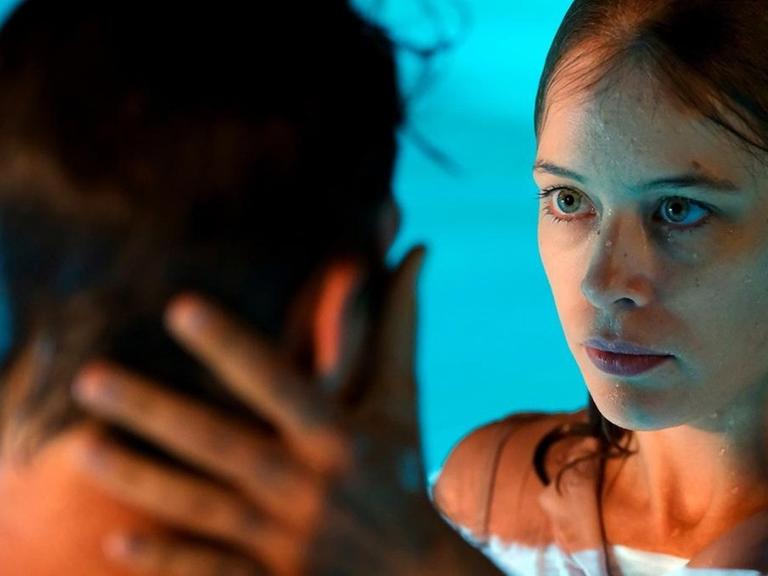 Filmstill aus "Undine": Ein Mann und eine Frau in einem Swimmingpool