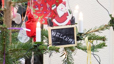 "Willkommen"-Schild an einem Weihnachtsbaum