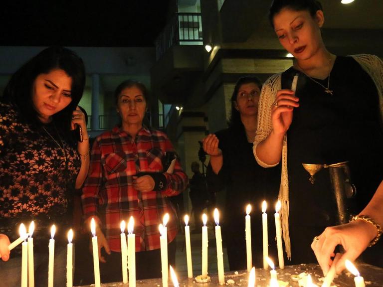 Christinnen in Ankawa, die für die Befreiuung ihrer Heimatstadt Mossul beten