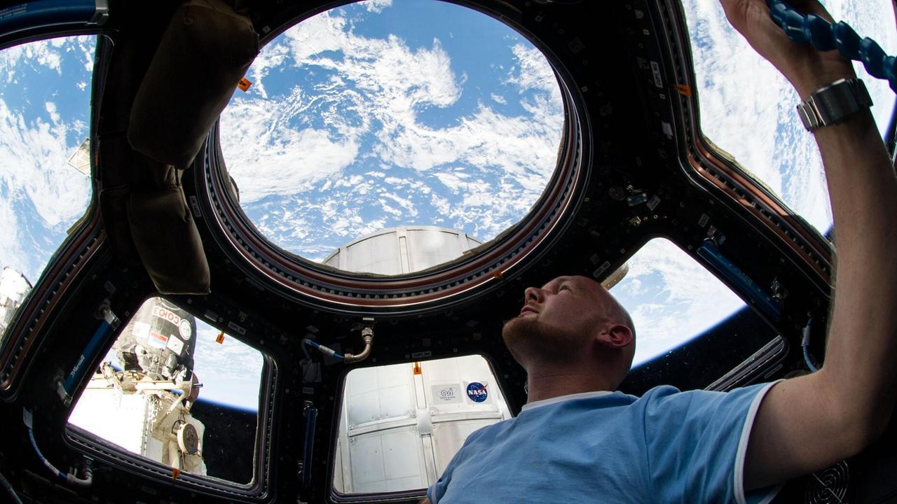 Alexander Gerst in der Cupola der Internationalen Raumstation