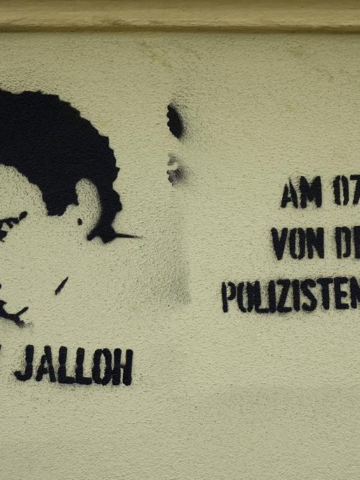 Ein Graffiti wurde an eine Hauswand gesprüht. Da steht:Oury Jalloh, von deutschen Polizisten ermordet.