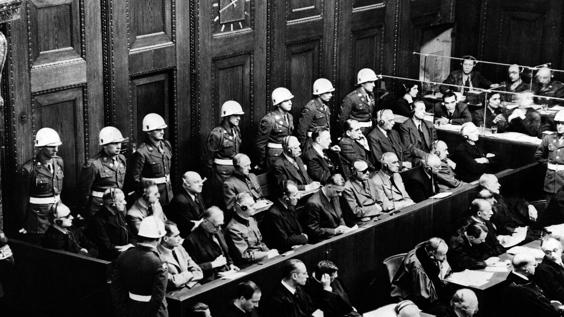 Blick auf die Anklagebank beim Kriegsverbrecherprozess in Nürnberg, 1946.