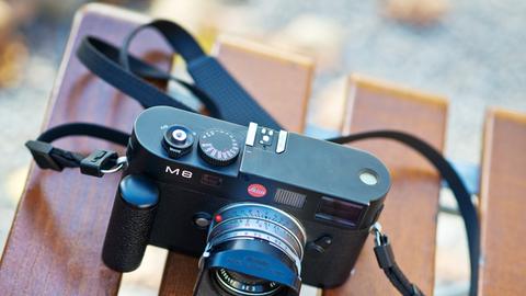 Eine Leica M8 liegt am 18.10.2012 auf einem Stuhl in Bad Windsheim (Bayern)