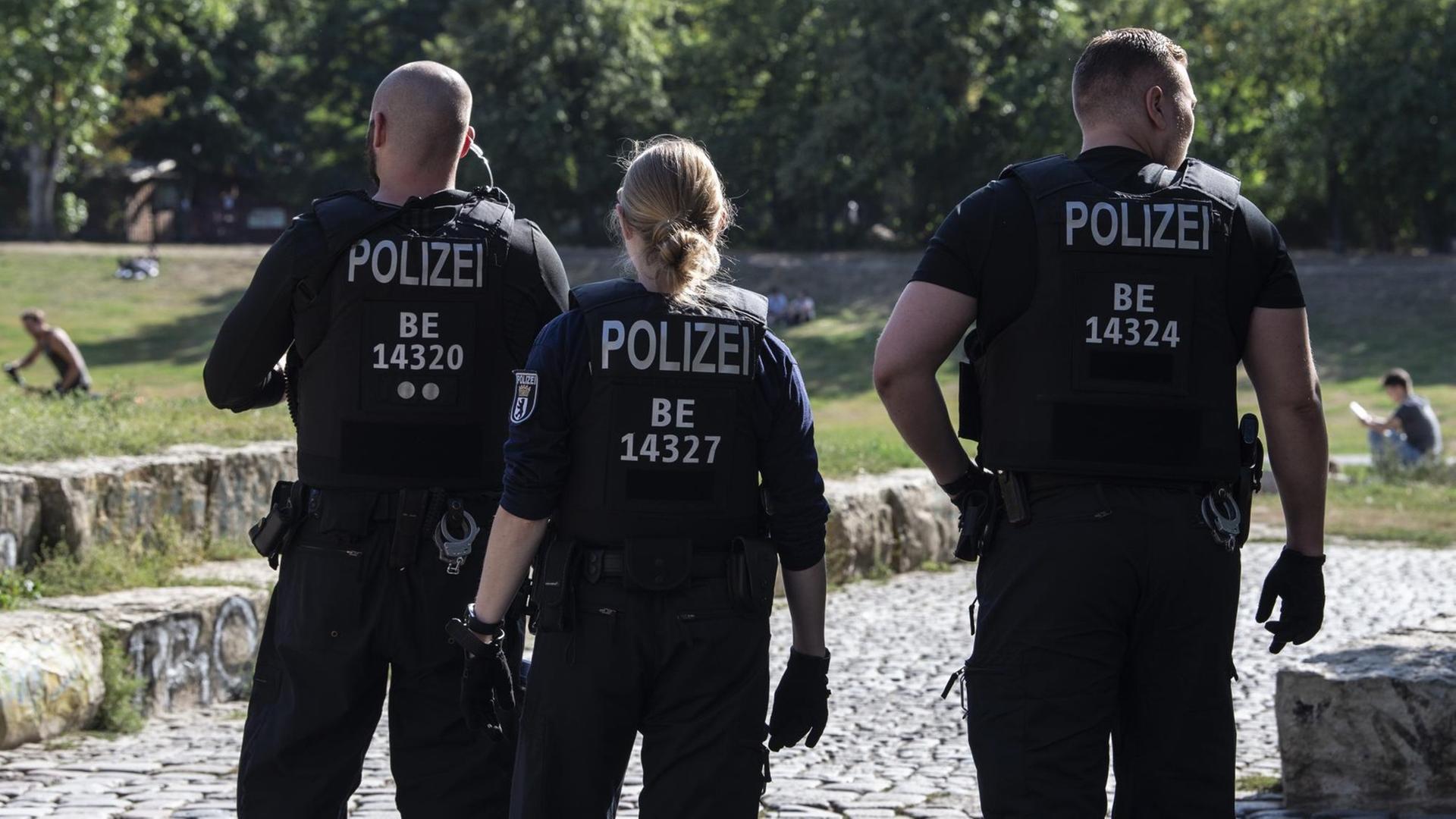 Polizeibeamte sind im Görlitzer Park in Berlin unterwegs.