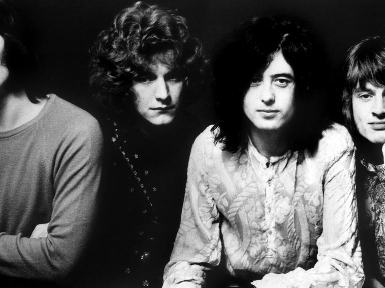 Ein Schwarz-Weiß-Foto zeigt John Bonham, Robert Plant, Jimi Plant und John Paul Jones von der Band Led Zeppelin
