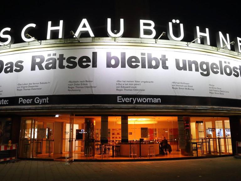 Ein Plakat mit der Aufschrift Das Rätsel bleibt ungelöst. hängt über dem Eingang der Schaubühne am Lehniner Platz in Berlin, 31. Oktober 2020. Die Worte entstammen dem Stück Das Leben des Vernon Subutex 1, nach dem Roman von Virginie Despentes, Regie Thomas Ostermeier. Aufgrund des Lockdowns zur Eindämmung der Coronavirus-Pandemie kann die Premiere am 5. November nicht stattfinden.