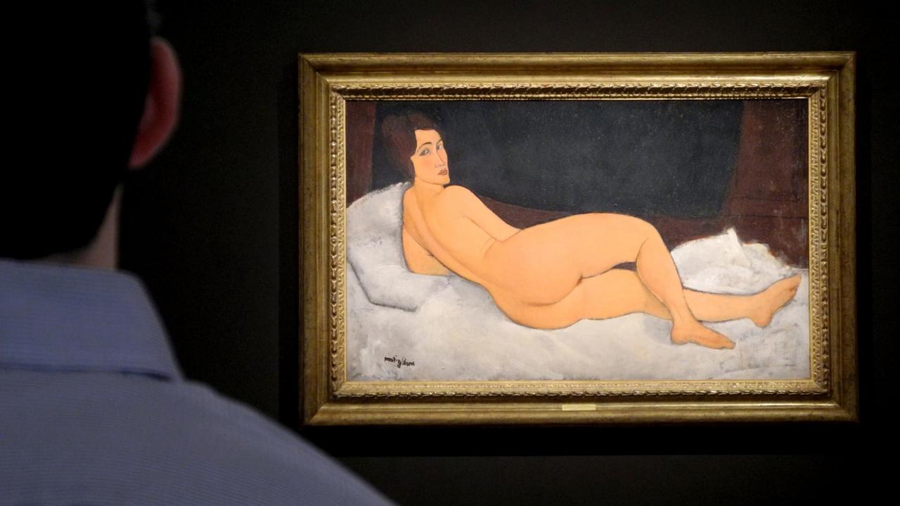 Ein Besucher betrachtet das Gemälde "Liegender Akt" des italienischen Malers Amedeo Modigliani.




