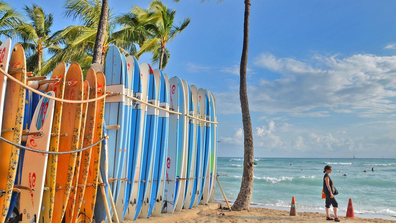 Surfbretter am Strand von Waikiki , Hawaii.