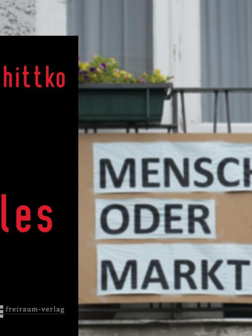 Eine Bildcombo zeigt das Buchcover von "Ein ganz normales Buch" von Clemens Schittko vor dem Foto eines Protestplakats an einem Balkon