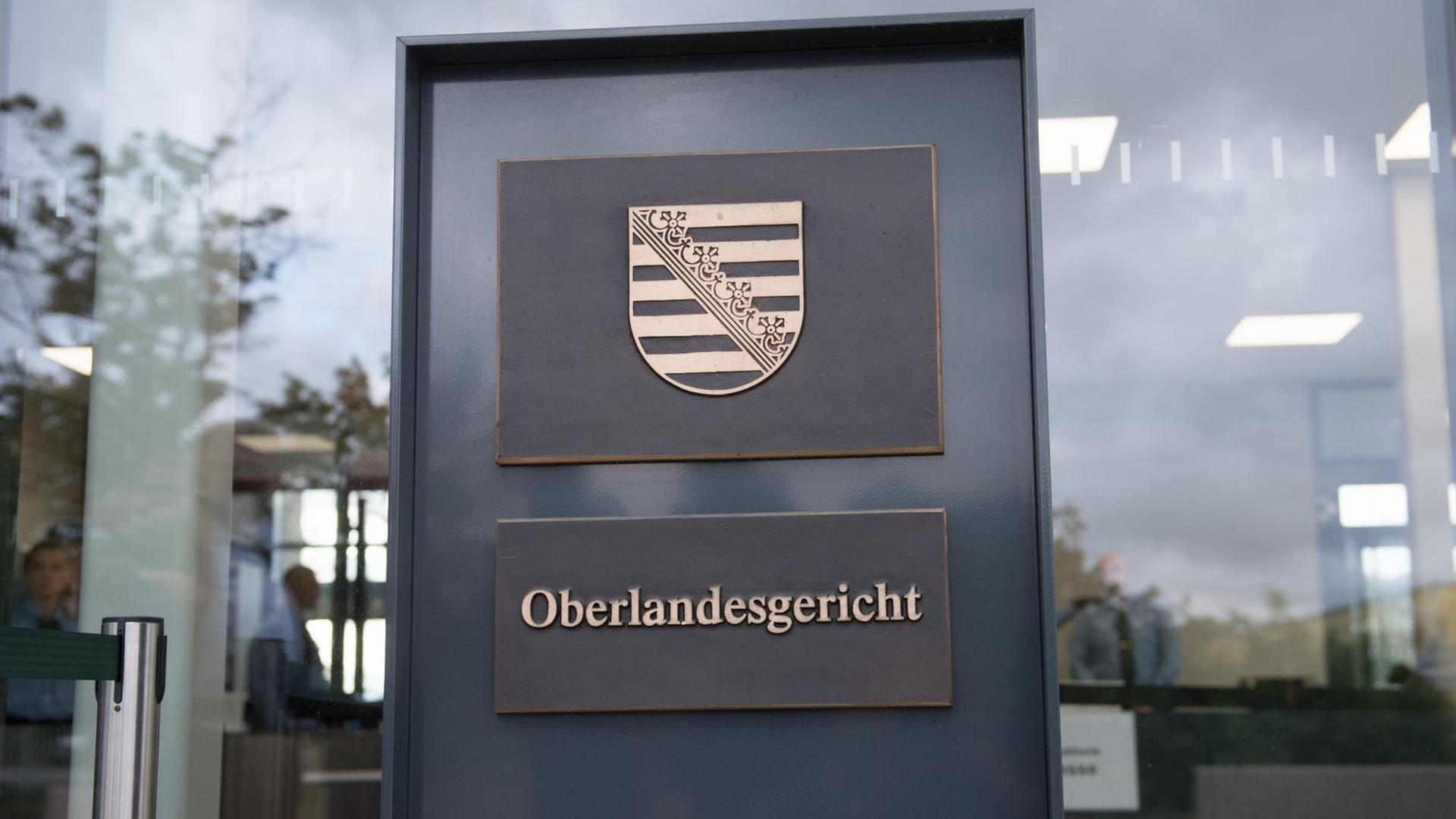 Schild mit dem sächsischen Wappen und der Aufschrift "Oberlandesgericht" Schild mit dem sächsischen Wappen und der Aufschrift "Oberlandesgericht"