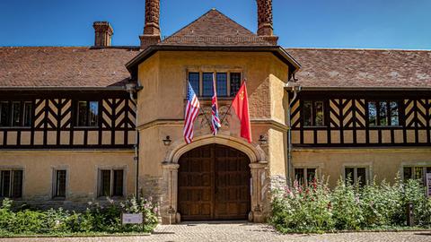 Schloss Cecilienhof. Über dem Eingang die Fahnen der Teilnehmerstaaten an der Potsdamer Konferenz in der Landeshauptstadt Potsdam, Juni 2020.