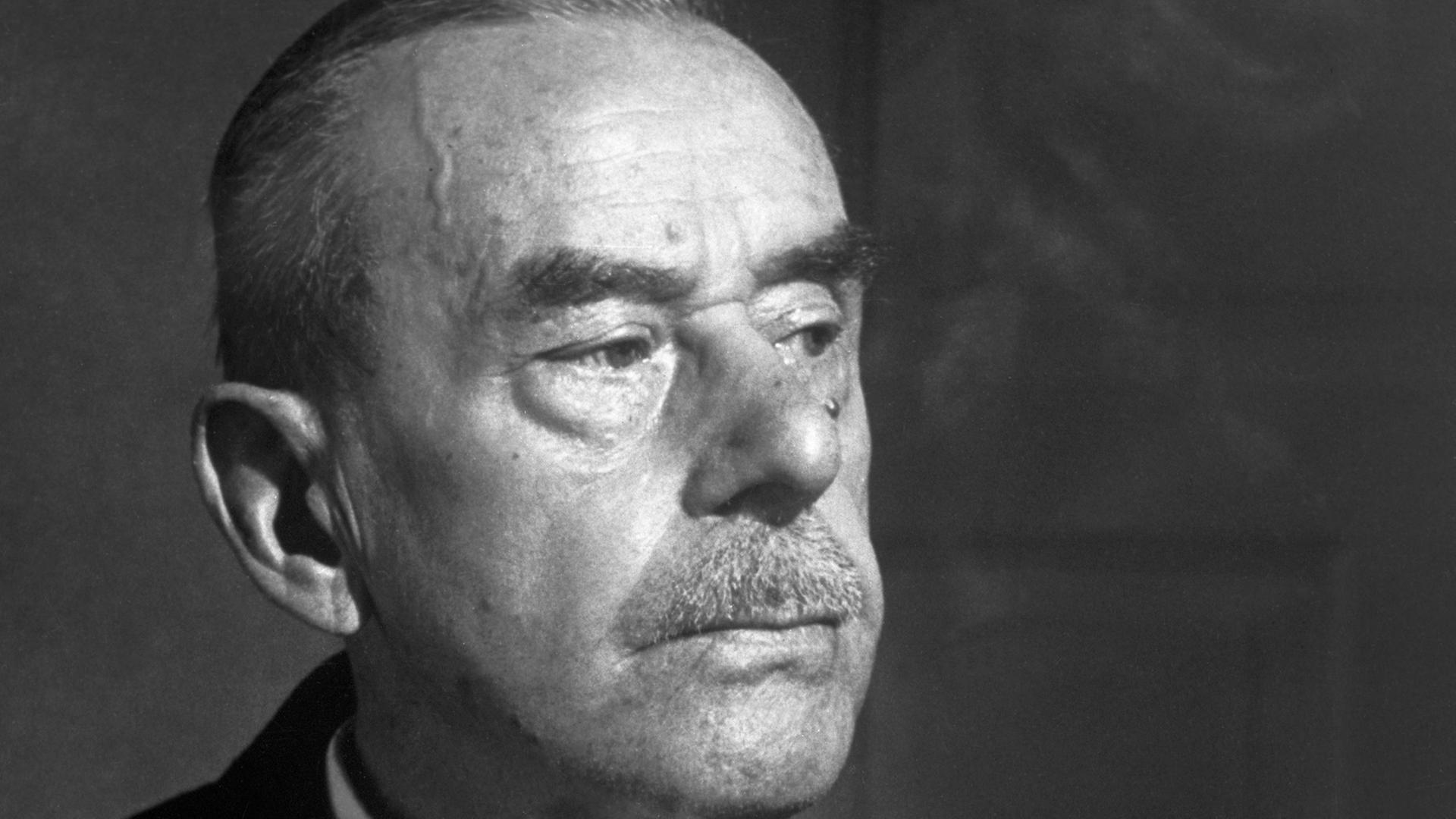 Der deutsche Schriftsteller und Literatur-Nobelpreisträger Thomas Mann, schwarz-weiß-Aufnahme, Portrait, zur rechten Seite guckend