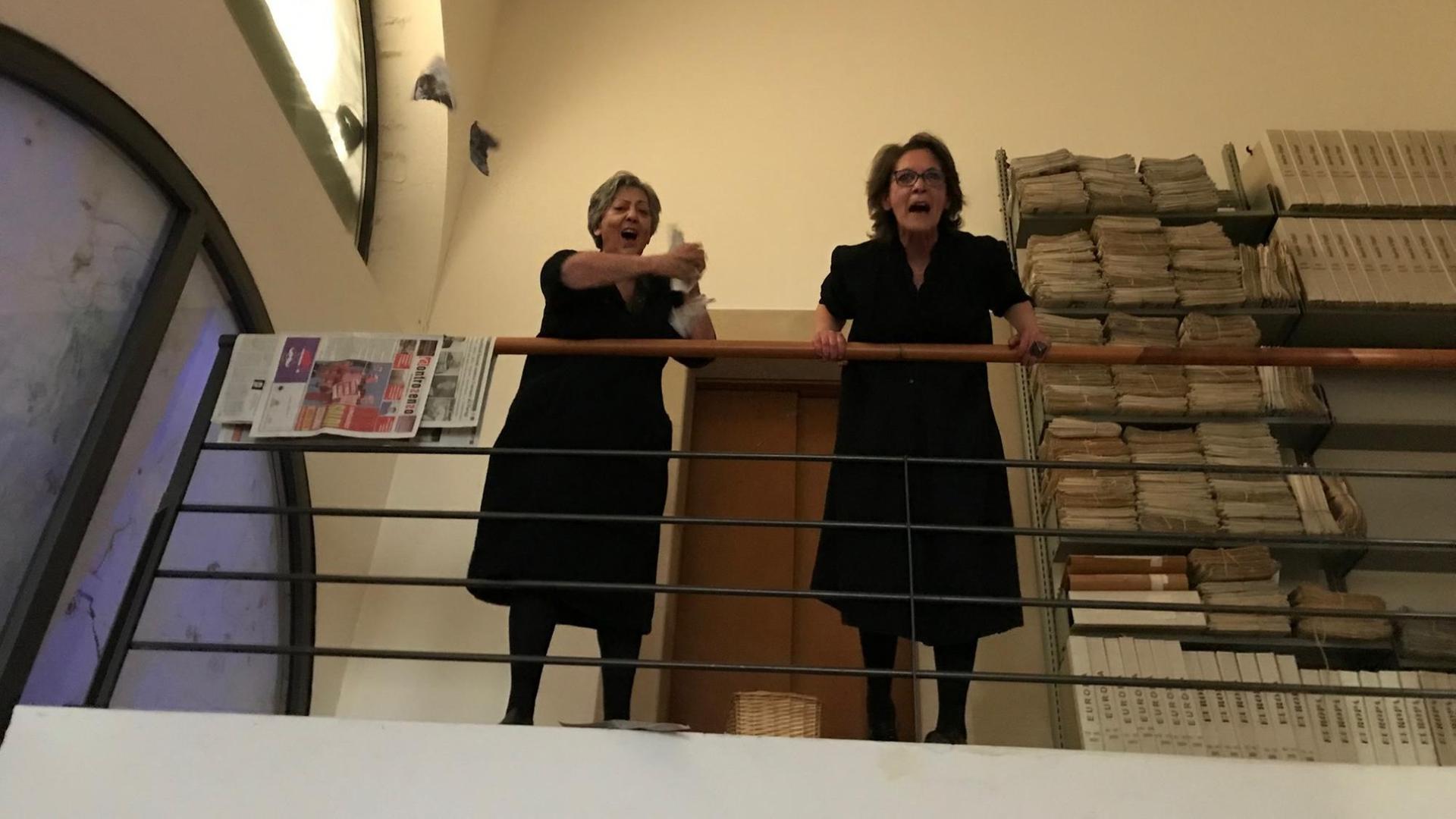 Schreien ihre Wut heraus: Teresa und Chiara stehen bei der Performance in der Bibliothek von Matera, rufen und werfen Papier in die Luft