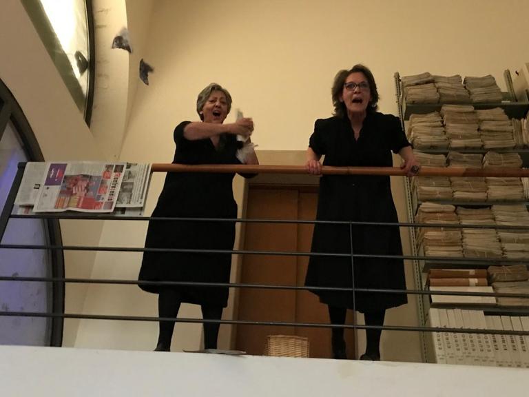 Schreien ihre Wut heraus: Teresa und Chiara stehen bei der Performance in der Bibliothek von Matera, rufen und werfen Papier in die Luft