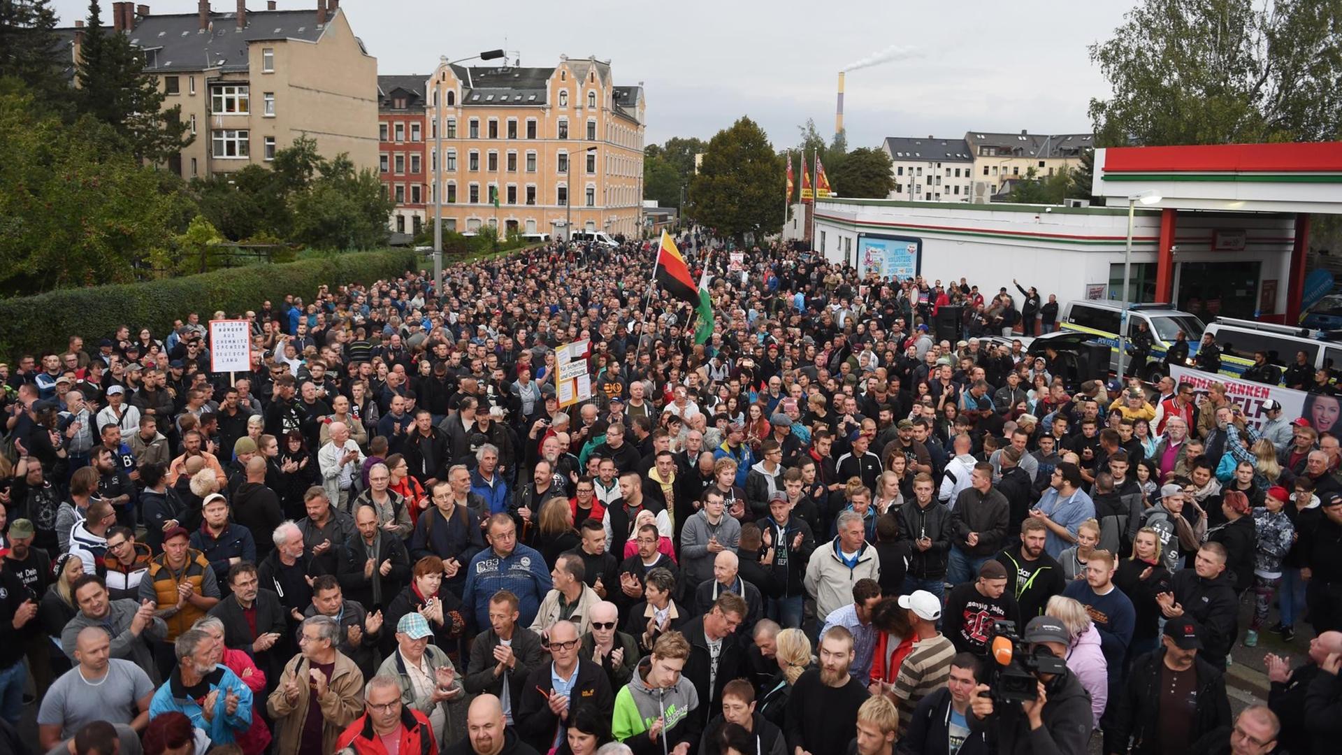 Demonstranten nehmen an einer Kundgebung teil, zu der die Bewegung Pro Chemnitz aufgerufen hat.
