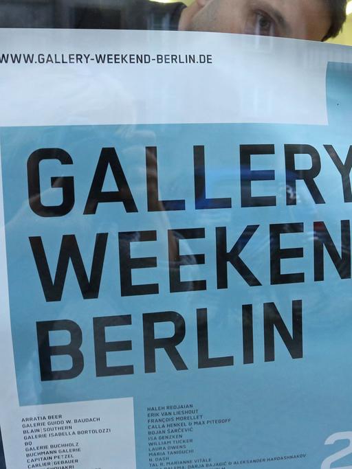 Das Plakat für das Gallery Weekend Berlin wird am 30.04.2015 in der Buchmann Galerie in Berlin aufgehängt. Vom 1. bis zum 3. Mai zeigen 47 teilnehmende Galerien beim 11. Gallery Weekend Berlin ihre Ausstellungen.