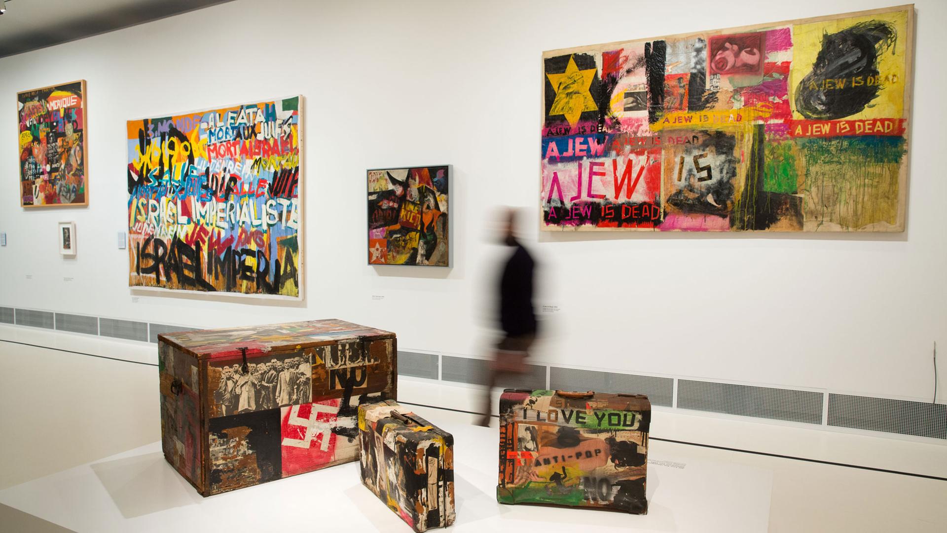 Das Werk "Suitcases" des Künstlers Boris Lurie in der Ausstellung "Keine Kompromisse!" im Jüdischen Museum Berlin.