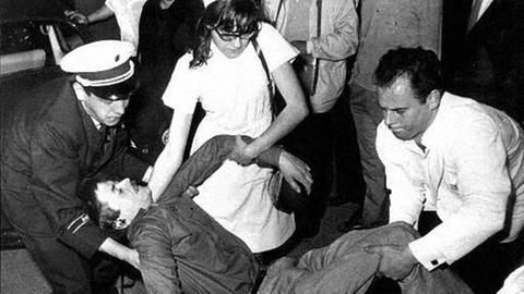 3. Juni 1967: Benno Ohnesorg wird nach den tödlichen Schüssen weggetragen