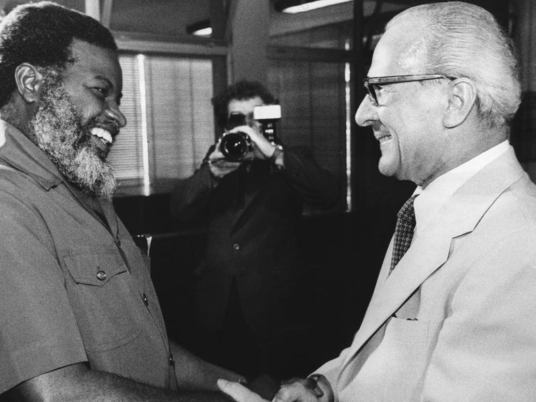 Erich Honecker (r) trifft am 18.02.1979 in Angola den Präsidenten der Südwestafrikanischen Volksorganisation (SWAPO) von Namibia, Sam Nujoma (l).