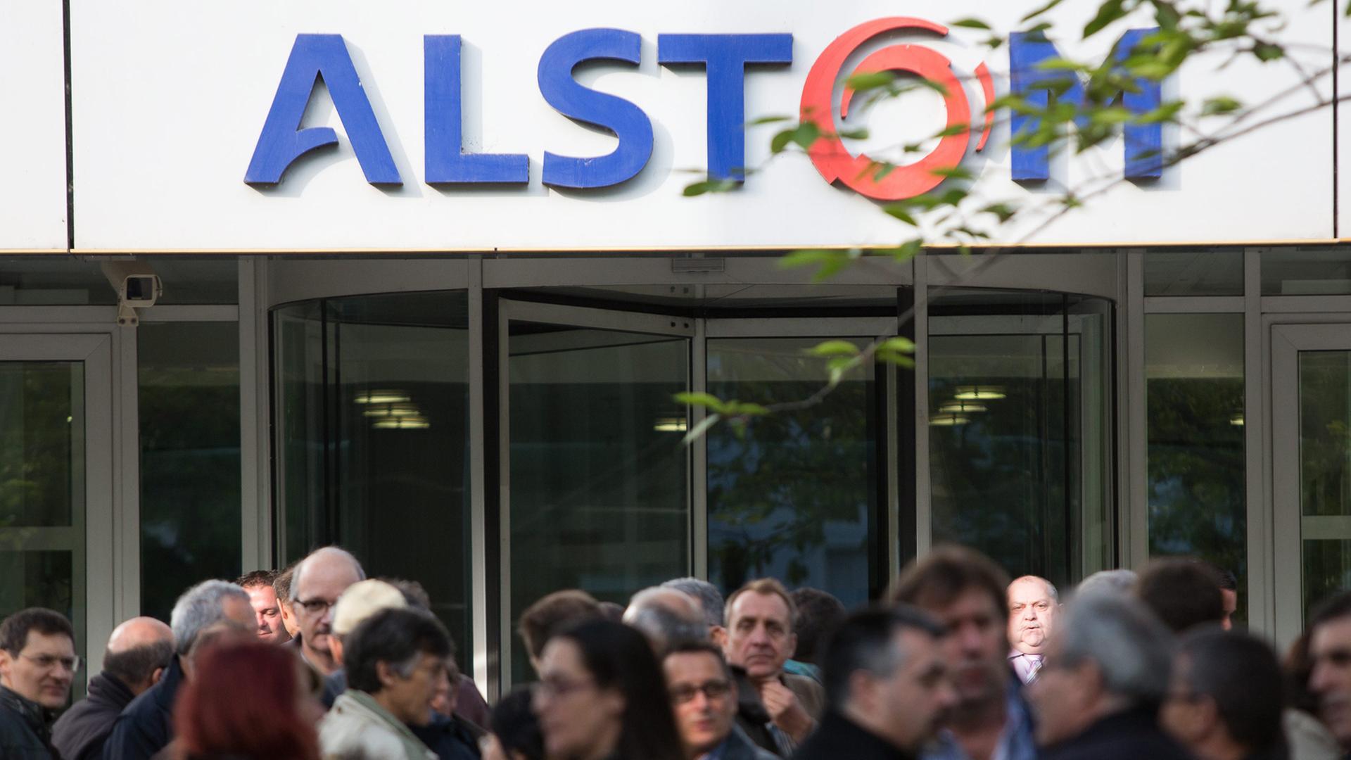 Mitarbeiter von Alstom vor der Firmenzentrale