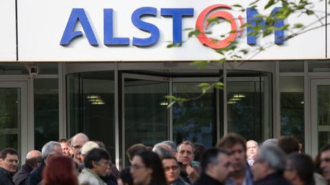 Mitarbeiter von Alstom vor der Firmenzentrale