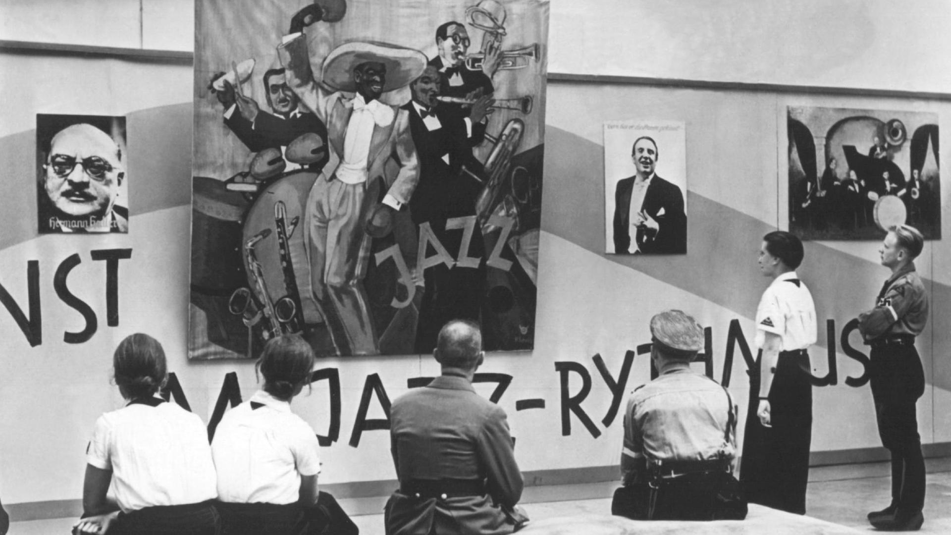 Zuschauer betrachten Exponate in der Ausstellung "Entartete Musik", die als Gegenstück zur Ausstellung "Entartete Kunst" im Rahmen der Reichsmusik-Festwoche veranstaltet wurde (undatierte Aufnahme).