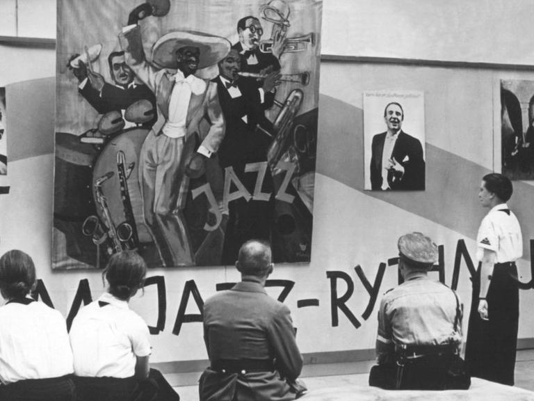 Zuschauer betrachten Exponate in der Ausstellung "Entartete Musik", die als Gegenstück zur Ausstellung "Entartete Kunst" im Rahmen der Reichsmusik-Festwoche veranstaltet wurde (undatierte Aufnahme).