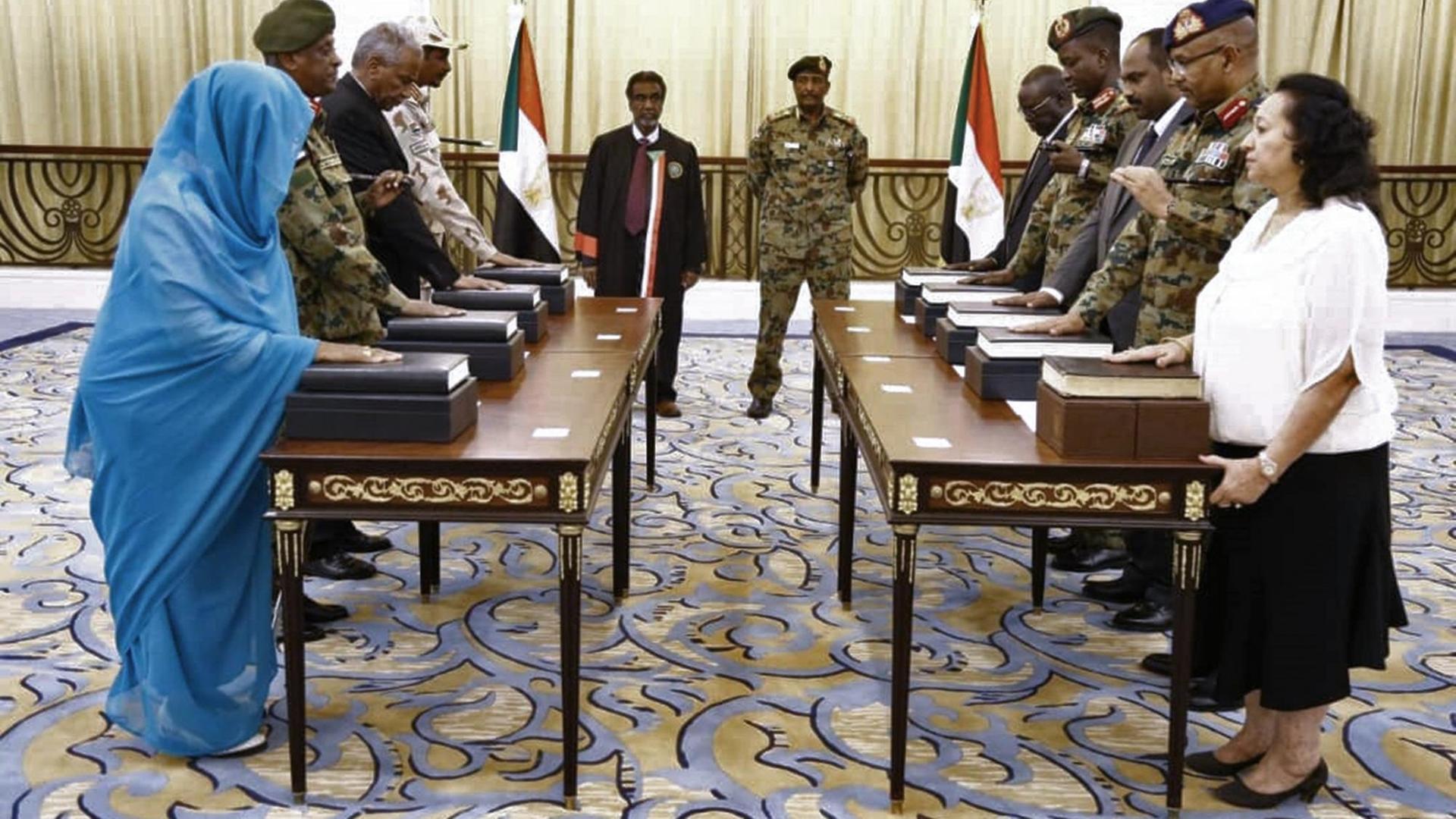 Das Foto zeigt die neue Regierung im Sudan.