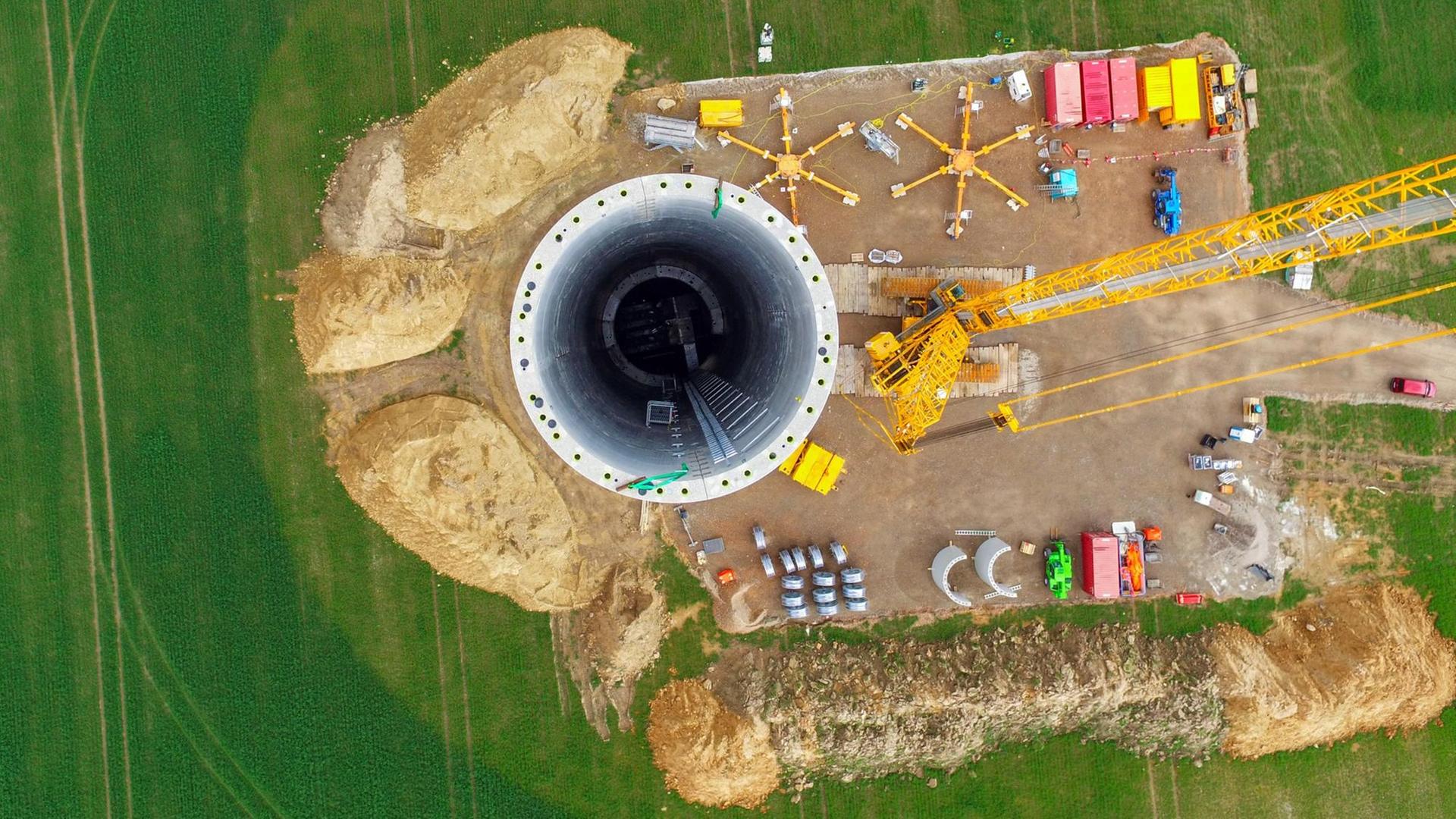 Ein Luftbild einer Drohne zeigt eine eine Windkraftanlage, deren Turbinen durch neue, leistungsstärkere ersetzt werden.