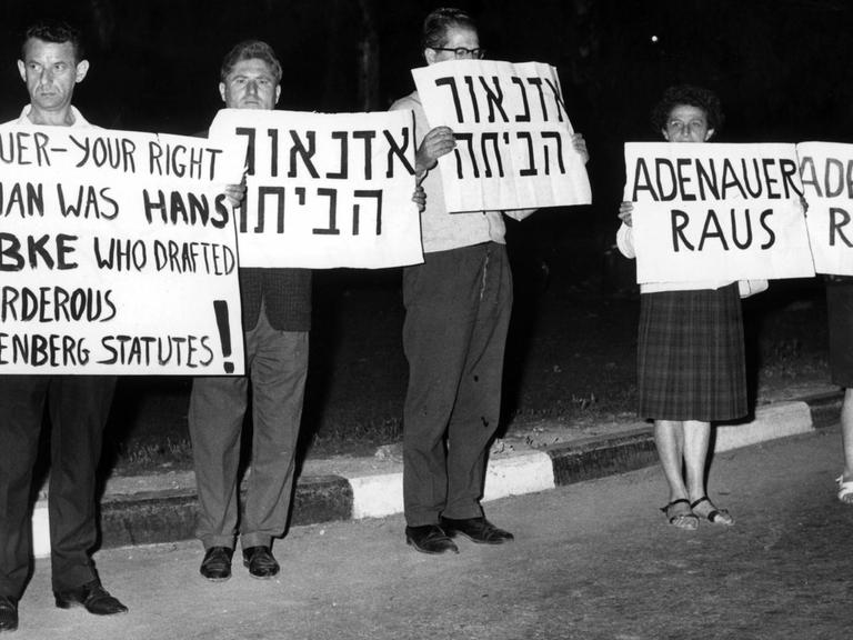 Wütender Protest: In Tel Aviv kritisieren Demonstrierende Adenauer für seine Wahl Hans Globkes.