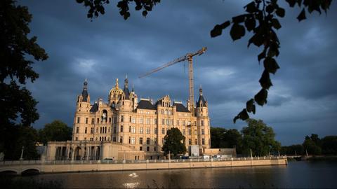 Blick auf das Schweriner Schloss vor wolkenverhangenem Himmel