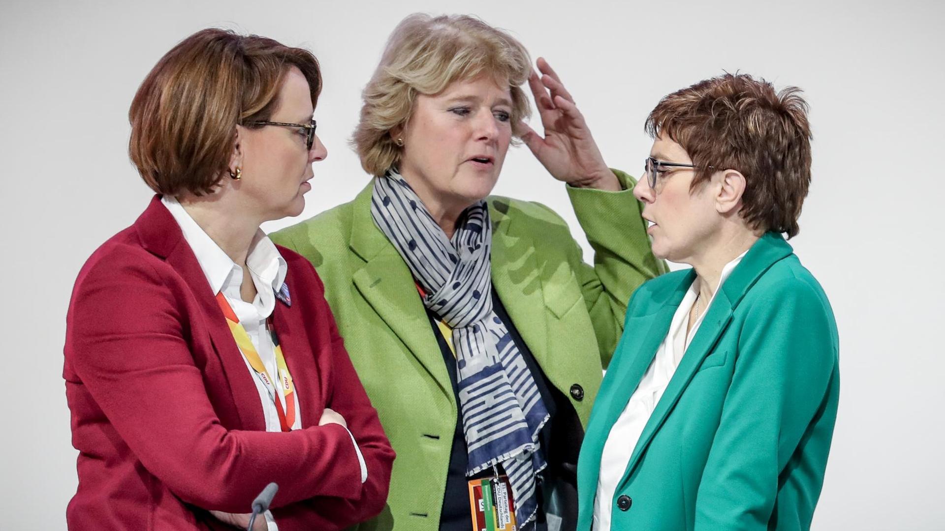 Annegret Kramp-Karrenbauer spricht mit, Monika Grütters und Annette Widmann-Mauz beim CDU-Bundesparteitag