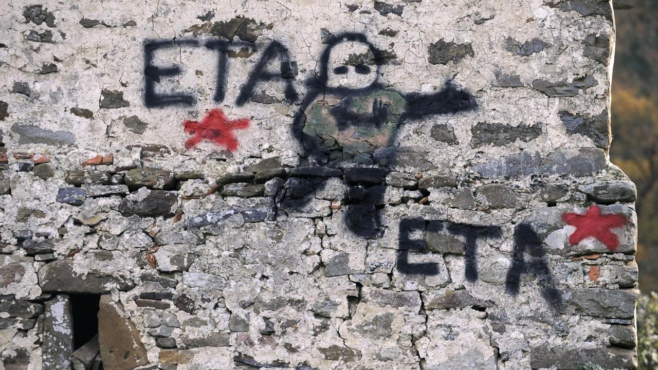 Ein Pro-ETA-Grafitti an einem verlassenen Haus im baskischen Ort Zuaza
