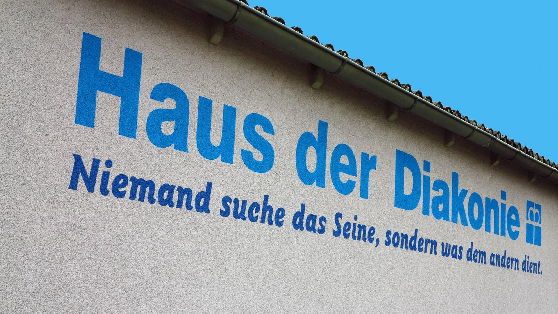 Logo an einem Haus der Diakonie in Deutschland.