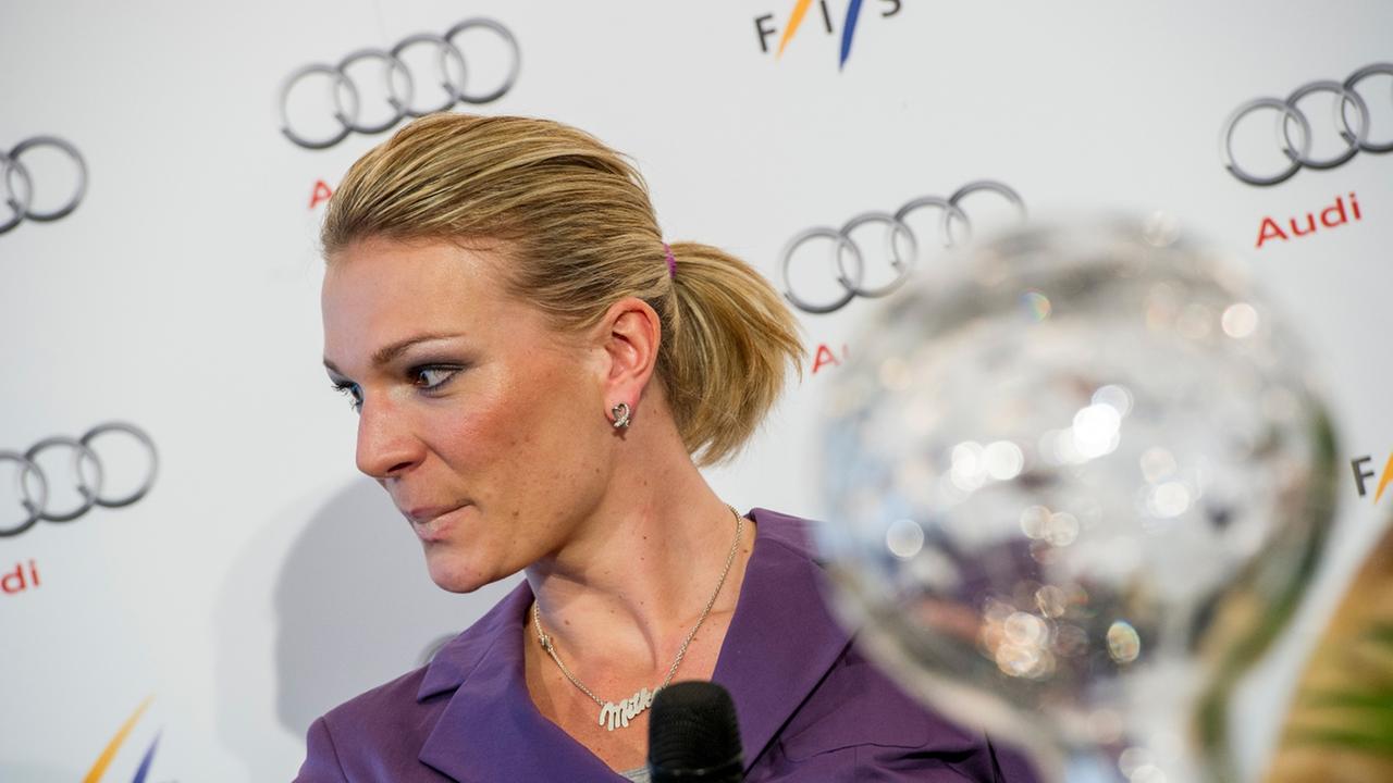 Die deutsche Skirennläuferin Maria Höfl-Riesch spricht am 20.03.2014 in München (Bayern) während einer Pressekonferenz nach dem Erhalt der Kristallkugel für den Gewinn des Abfahrts-Weltcups. Die dreimalige Olympiasiegerin gab während der Pk das Ende ihrer Die deutsche Skirennläuferin Maria Höfl-Riesch spricht am 20.03.2014 in München (Bayern) während einer Pressekonferenz nach dem Erhalt der Kristallkugel für den Gewinn des Abfahrts-Weltcups. Die dreimalige Olympiasiegerin gab während der Pk das Ende ihrer