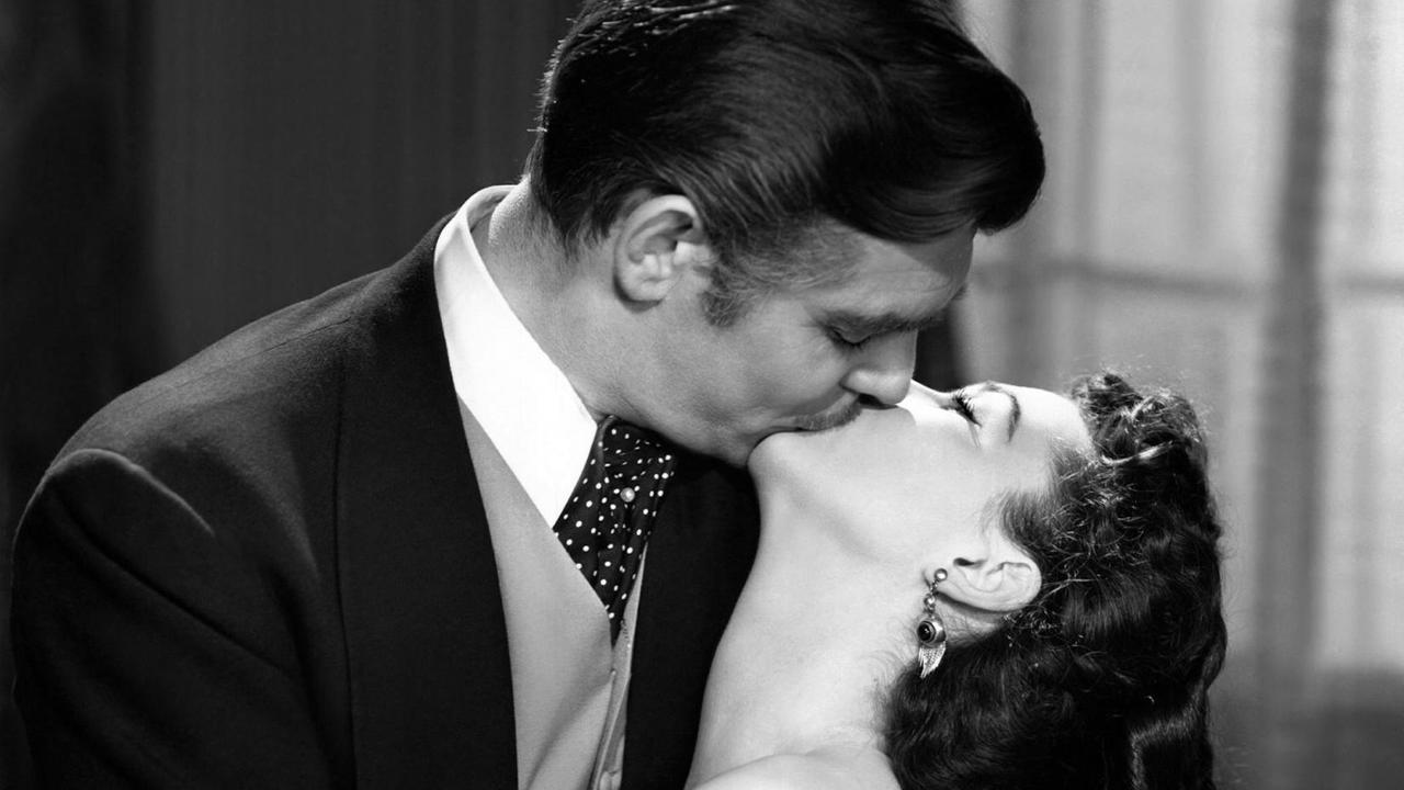 Rhett Butler (Clark Gable) umarmt und küsst in dem Filmklassiker "Vom Winde verweht" von 1939 Scarlett O'Hara (Vivian Leigh).
