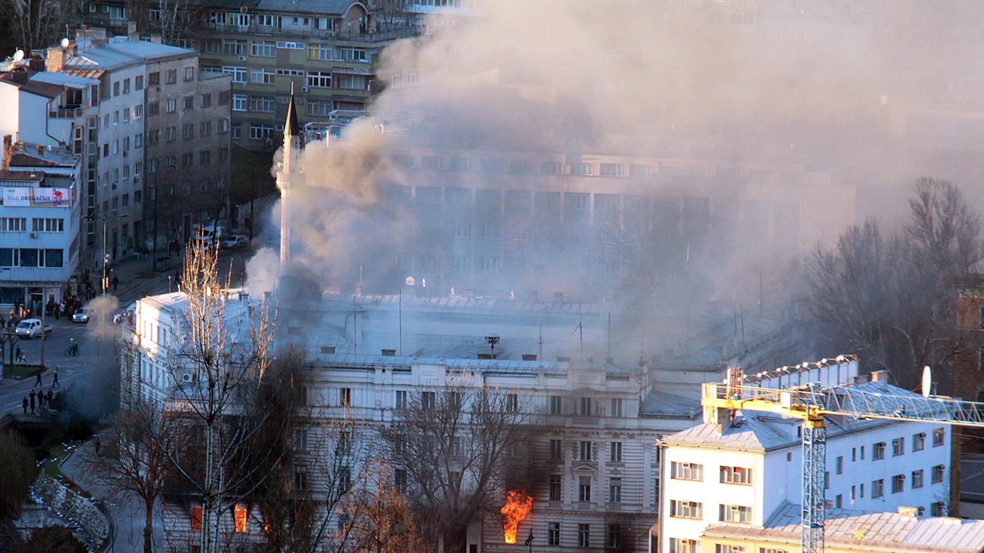 Blick auf das brennende Kantonverwaltungsgebäude in Sarajevo, Bosnien-Herzegowina, am 06.02.2014, während der Proteste.