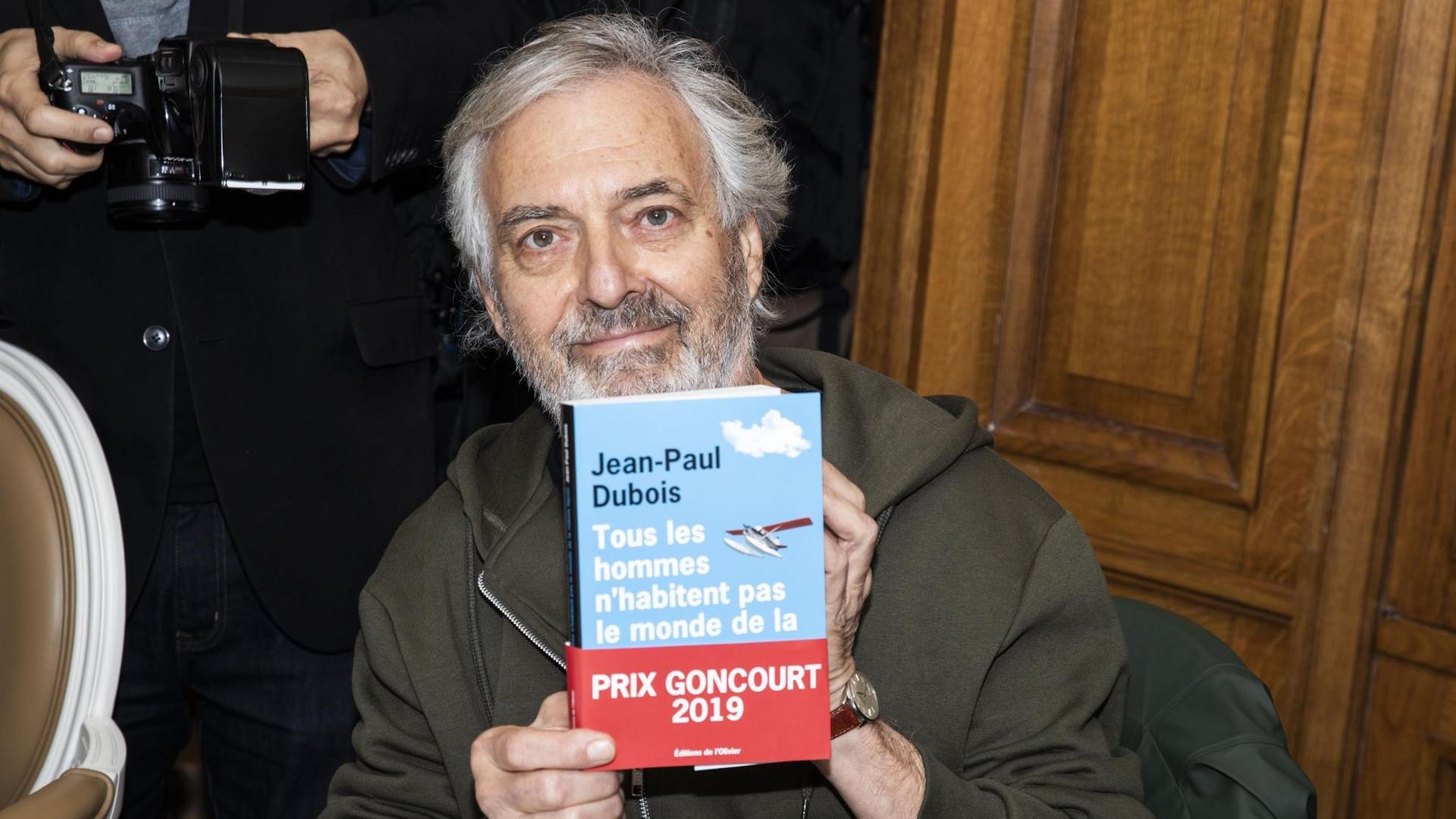 Der französiche Autor Jean Paul Dubois hat am 4.November den Prix Goncourt für seinen Roman "Tous les hommes n'habitent pas le monde de la meme facon" gewonnnen.